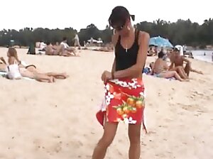 نحن ننظر تحت تنورة شقراء مثير وتنورة فيديو فيلم سكسي الوردي