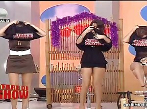أحمر الشعر فتاة لها فيديوهات سكس حيوانات قلق الأصدقاء